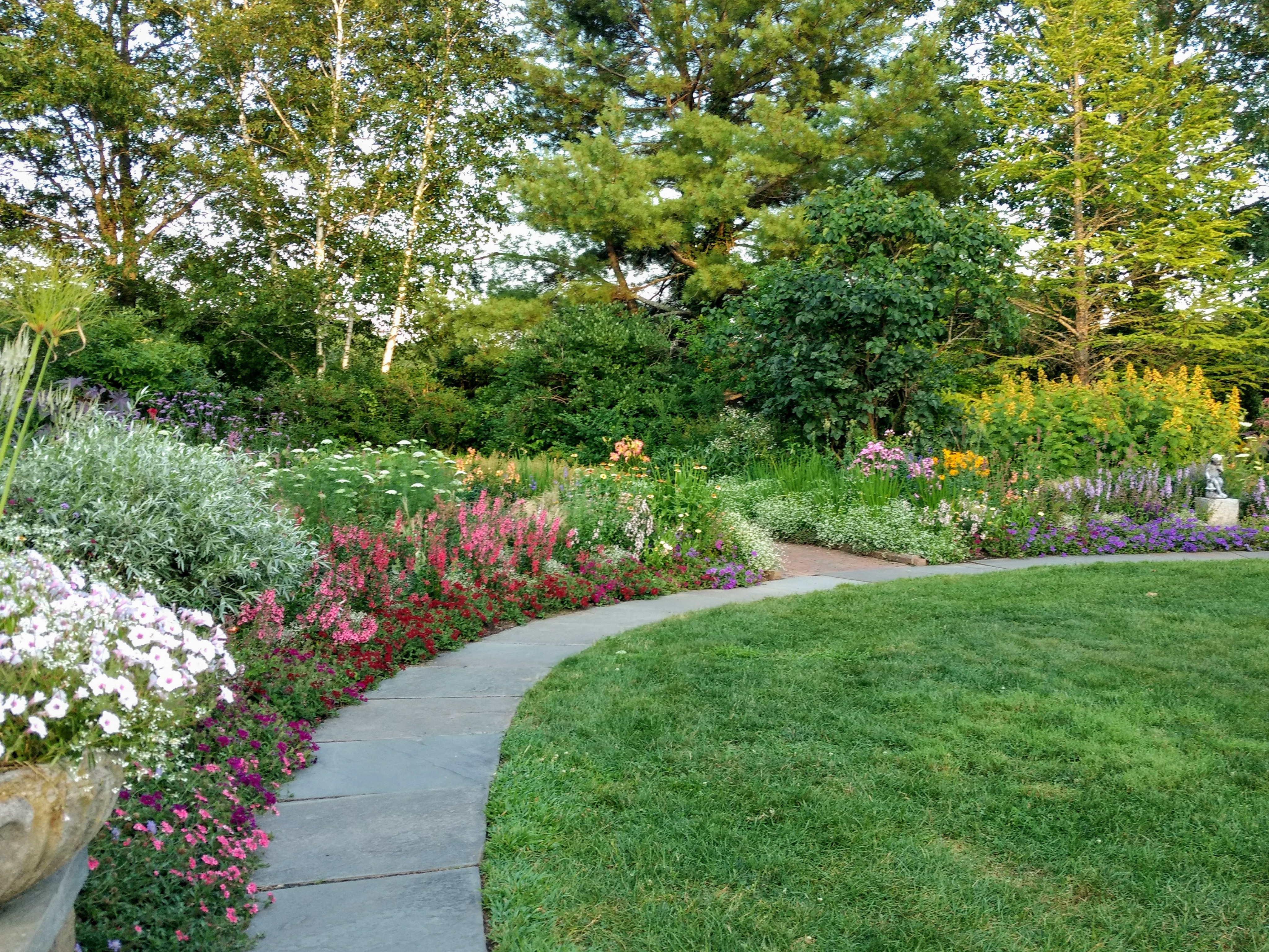 Благоустройство участка частного дома в Люберцах и Московской области